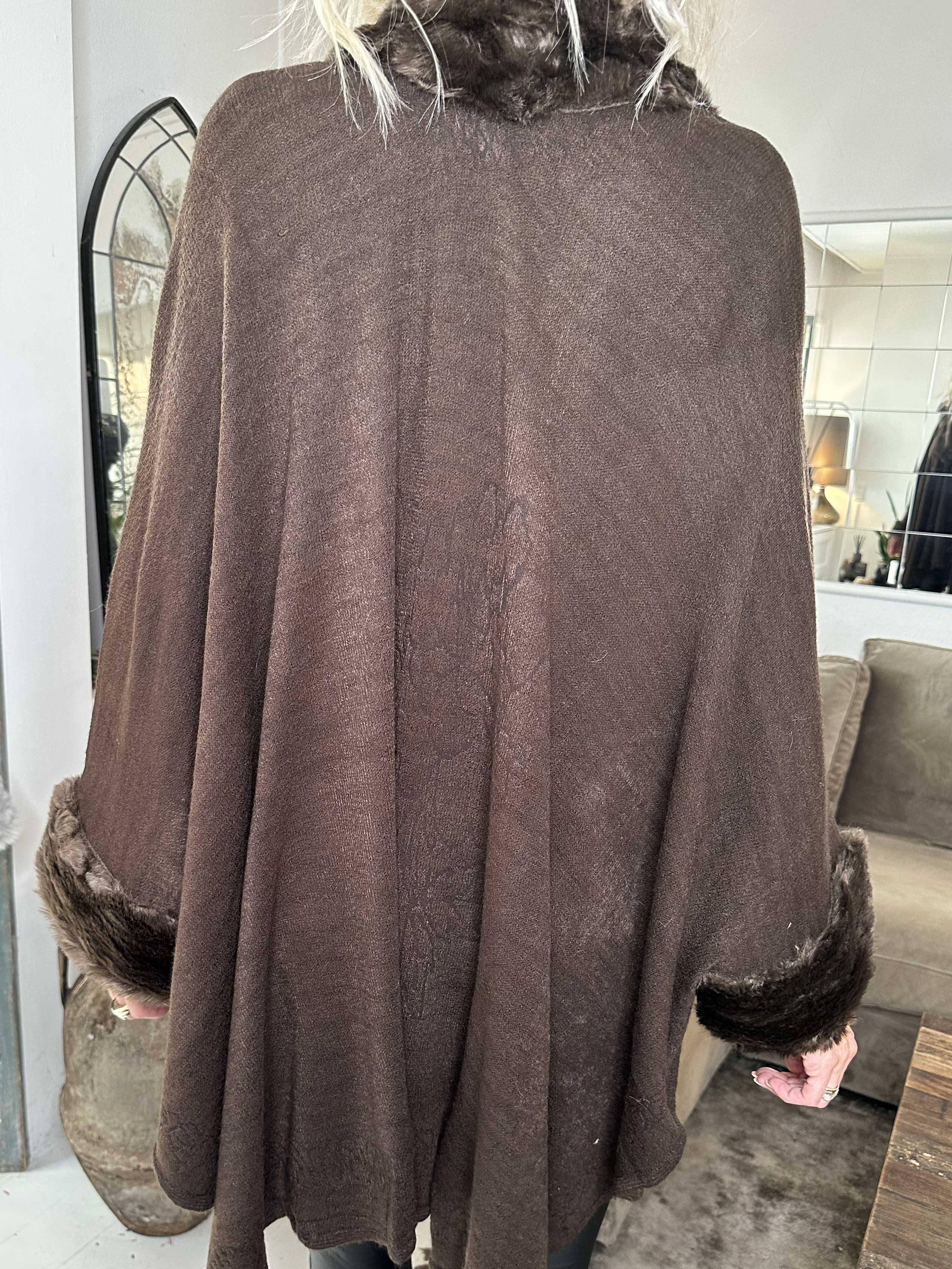 Manon - Strikponcho med faux fur pelskant